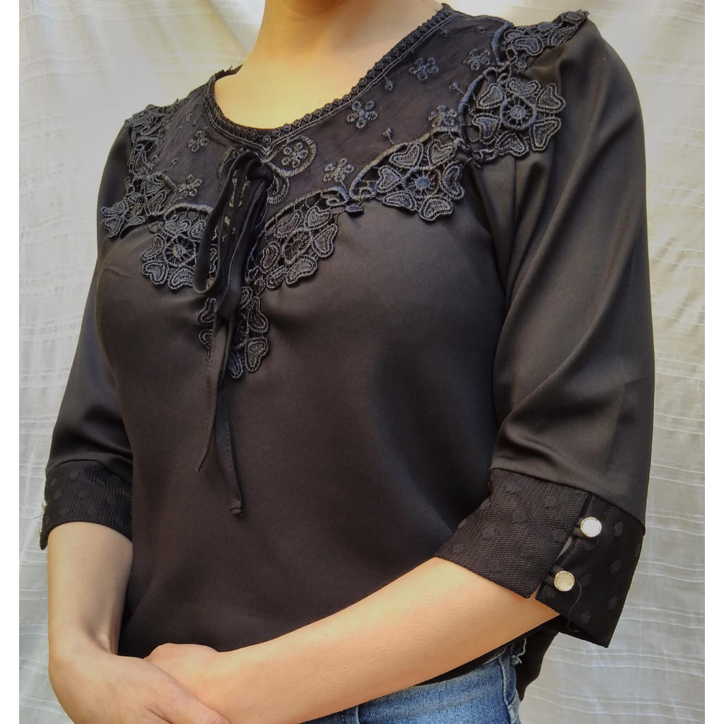 Blusa Helena – Manga 3/4 com Detalhe em Tule